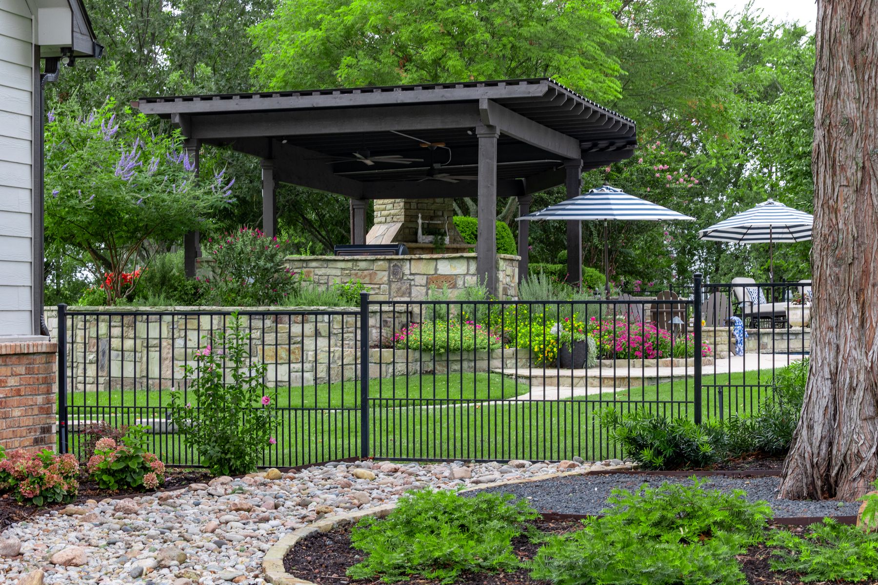 A Classic Poolscape for Summer with Family and Friends  